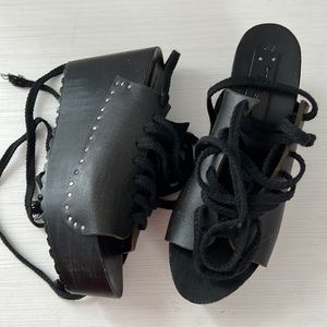 Stylish black platform sandal’s